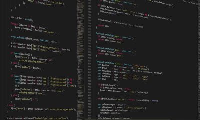 两台电脑并排对比展示 whatsapp web 网页版与 WhatsApp Desktop 客户端界面，对比清晰直观